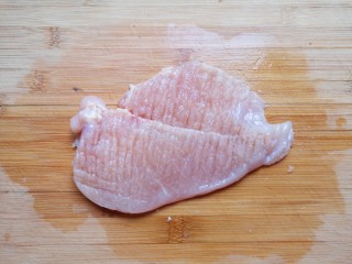 照烧鸡胸肉,用刀背将肉敲松，这样容易入味。