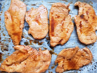 照烧鸡胸肉,烤至10分钟的时候将烤箱暂停，取出鸡胸肉翻面，刷上一层之前腌制鸡胸肉留下的照烧酱。