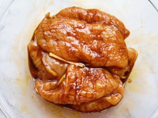 照烧鸡胸肉,搅拌均匀，盖上保鲜膜腌制2个小时以上。