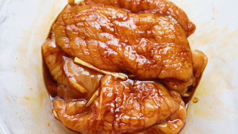 照烧鸡胸肉,搅拌均匀，盖上保鲜膜腌制2个小时以上。