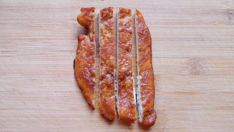 照烧鸡胸肉,看一下这是烤制完成的鸡胸肉，切成条状。