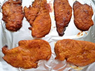照烧鸡胸肉,撤掉上面的一层油纸，将鸡胸肉直接放在锡纸上面继续烤10分钟出炉。