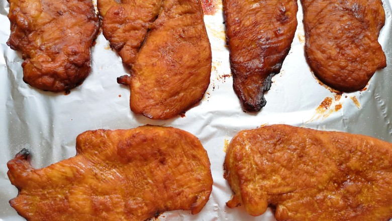 照烧鸡胸肉,撤掉上面的一层油纸，将鸡胸肉直接放在锡纸上面继续烤10分钟出炉。