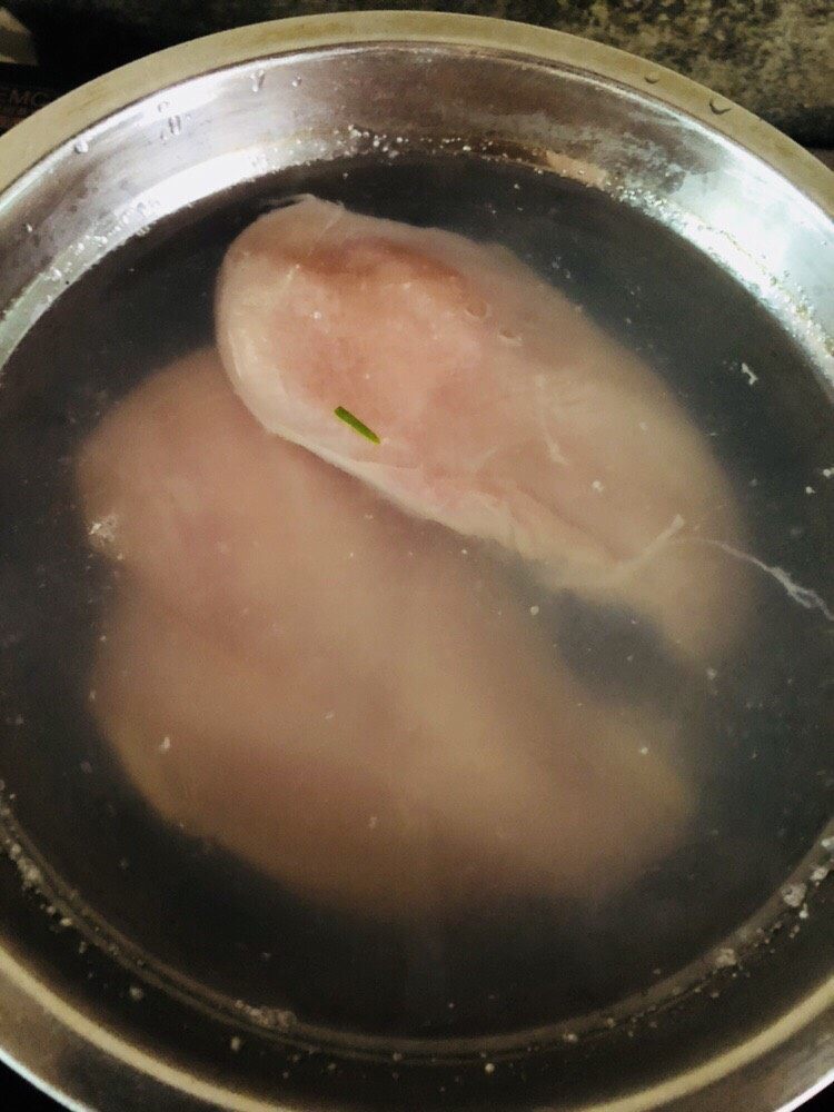 手撕鸡胸肉,锅内放入适量清水，放入鸡胸肉。
最好是用不粘锅，不然刚放下去有点粘锅底。