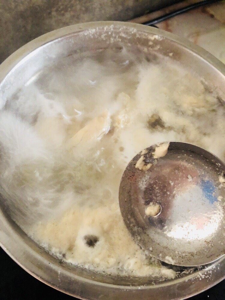 手撕鸡胸肉,中火煮开，撇去浮沫。再煮十分钟左右即可。