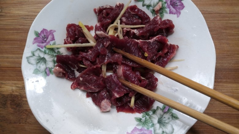 西兰花炒牛肉,用筷子搅拌均匀，腌制半小时