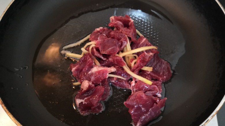 西兰花炒牛肉,倒入，腌制好的牛肉