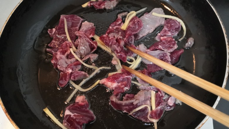 西兰花炒牛肉,用筷子，快速划散