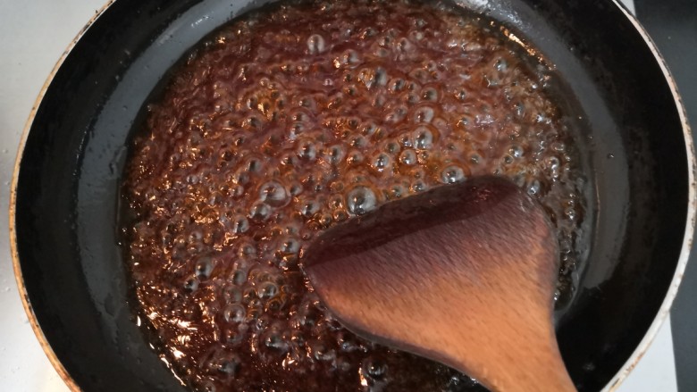 西兰花炒牛肉,用铲子，快速的搅拌，成浓稠的料汁后，关火