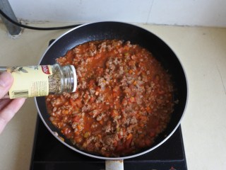 意大利牛肉酱,倒入之前炒好的西红柿酱，依口味放入盐、胡椒碎和百里香调味