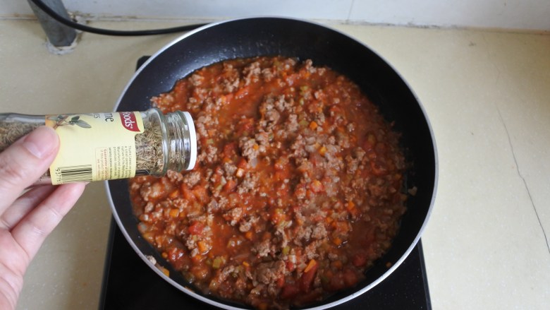 意大利牛肉酱,倒入之前炒好的西红柿酱，依口味放入盐、胡椒碎和百里香调味