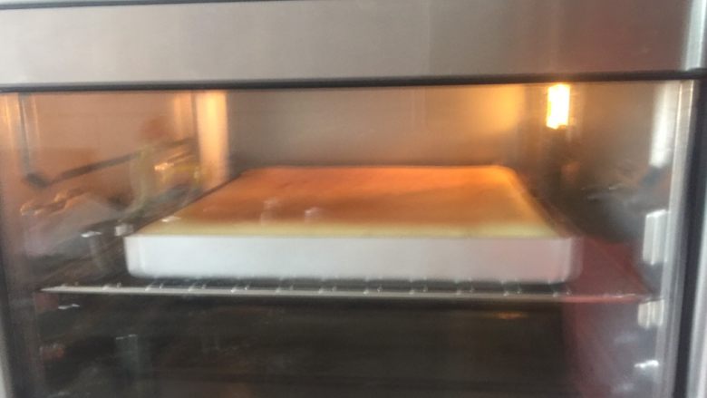 黄桃奶油蛋糕卷,烤箱170°C预热5分钟，中下层170°C烘烤20分钟。