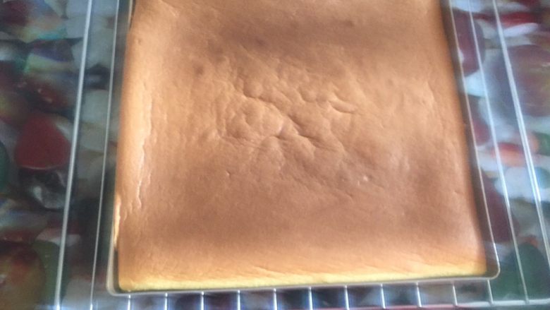 黄桃奶油蛋糕卷,取出轻震一下即可，震出热气，过分震动蛋糕卷会回缩塌陷。