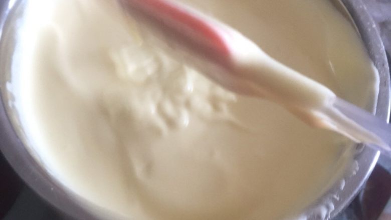 黄桃奶油蛋糕卷,2/3的蛋白加入蛋黄糊里面抄底翻拌均匀，剩余蛋白全部混合，翻拌均匀即可。