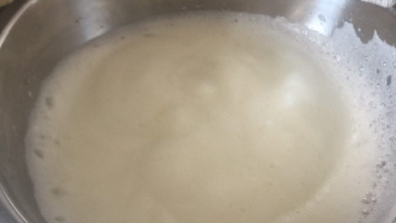 黄桃奶油蛋糕卷,加入15克细砂糖，继续搅打，现在是湿性发泡。