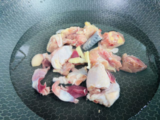 杏鲍菇烧鸡块,锅中加入适量清水放入鸡块、姜片