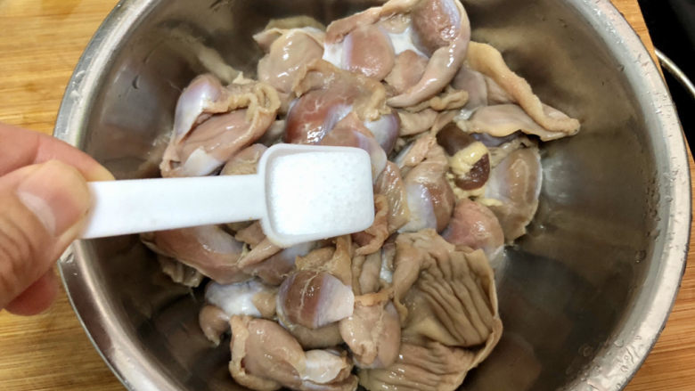 酸豆角炒鸡胗➕ 呼童烹鸡酌白酒,加入少许食盐，抓匀