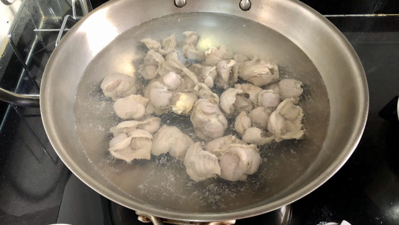 酸豆角炒鸡胗➕ 呼童烹鸡酌白酒,坐锅烧水，水开下鸡肫焯水