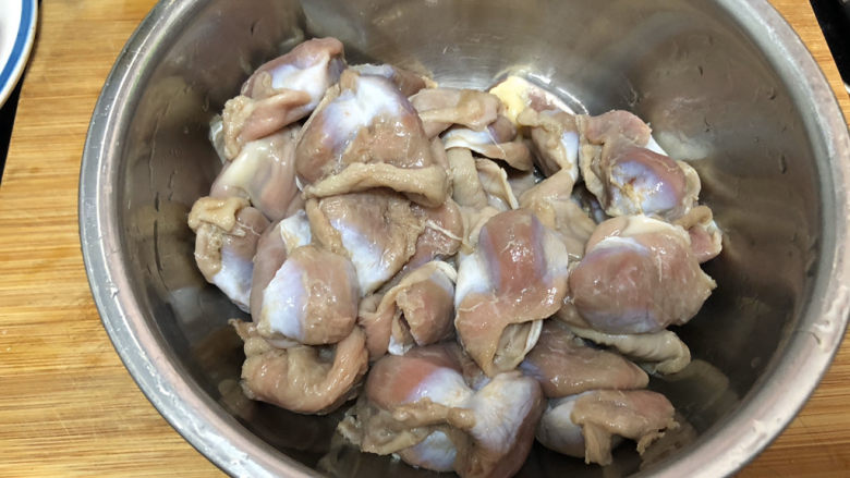 酸豆角炒鸡胗➕ 呼童烹鸡酌白酒,清洗备用