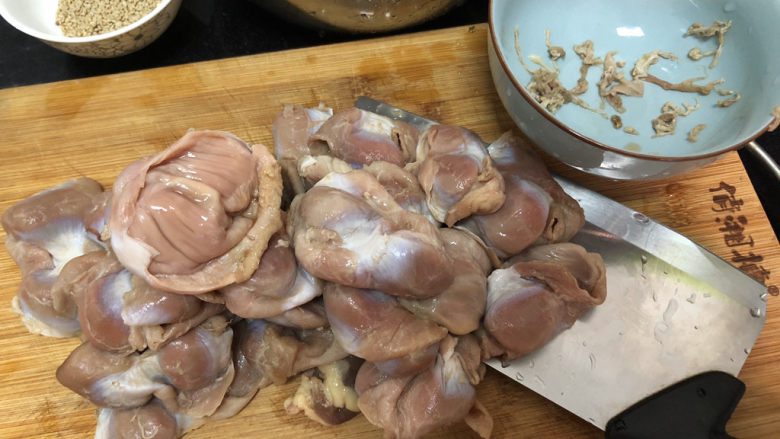酸豆角炒鸡胗➕ 呼童烹鸡酌白酒,鸡肫撕去表面一些筋膜
