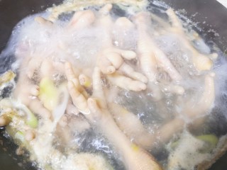 香辣卤鸡爪,大火烧开以后煮一分钟关火，捞出用凉水冲洗干净。