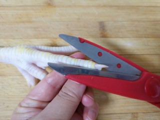 香辣卤鸡爪,剪掉每一个鸡爪的指甲。