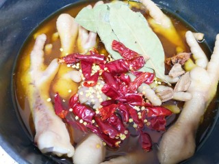 香辣卤鸡爪,将准备好的香料放入卤汤里，加入纯净水没过鸡爪，放盐和冰糖调味。