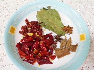 香辣卤鸡爪,准备好干红辣椒（辣度根据自己的口味选择）、香叶、八角和桂皮。