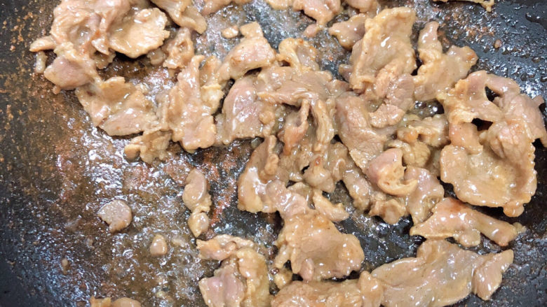西兰花炒牛肉,牛肉片炒至五成熟。