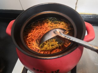 虫草花乌鸡汤,搅拌均匀，大火烧煮开