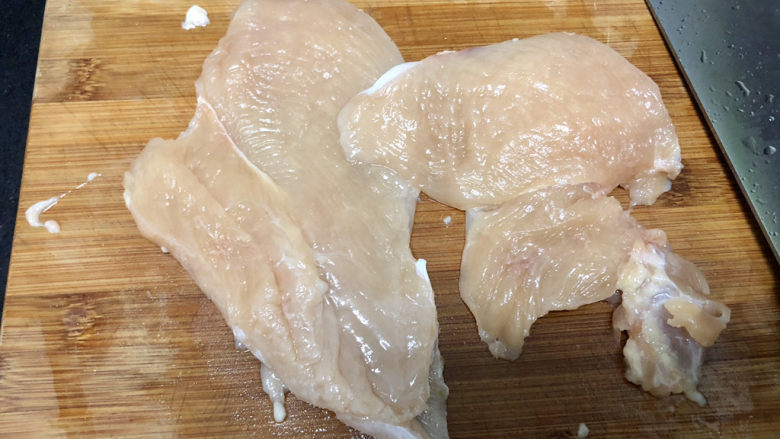 照烧鸡胸肉➕绿地团花红锦障,鸡胸比较厚，从中间切开两半