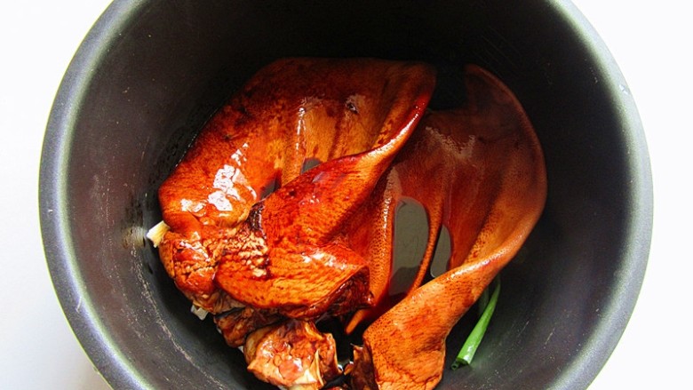 凉拌猪耳朵,把腌制好的猪耳朵放入锅中
