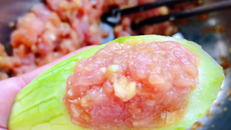 丝瓜酿肉,煨制入味的猪肉镶嵌在丝瓜小碗中