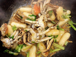 螃蟹炒年糕,入味后、收汁出锅。
