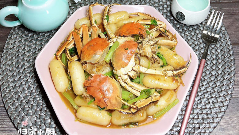 螃蟹炒年糕,一盘鲜美的葱油螃蟹芝士年糕就上桌了！