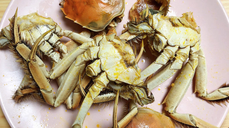 螃蟹炒年糕,将螃蟹一些不能吃的地方扒掉，留下精华部分待用。