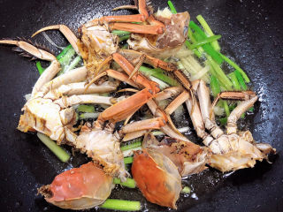 螃蟹炒年糕,放入大闸蟹，翻炒均匀。