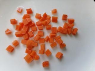 雪菜炒毛豆,胡萝卜切成颗粒状