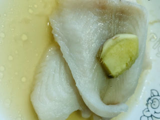 清蒸龙利鱼,端出蒸好的龙利鱼，倒掉碗里蒸出来的水；