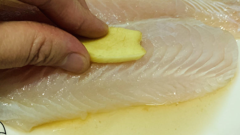 清蒸龙利鱼,用手“按摩”均匀，腌十分钟；