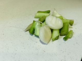 雪菜炒毛豆,葱白切粒；