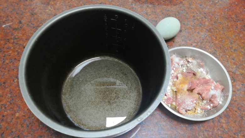 一碗夏日的美味猪肝瘦肉皮蛋粥,准备好食材，器皿
