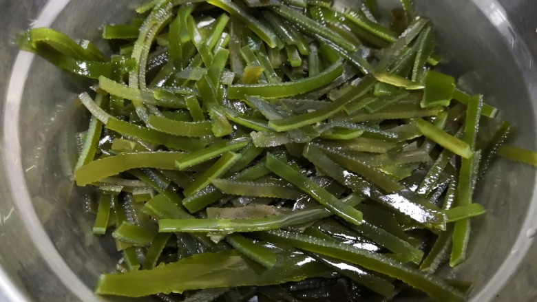 绿豆海带鹌鹑蛋糖水,洗干净的海带切短它
