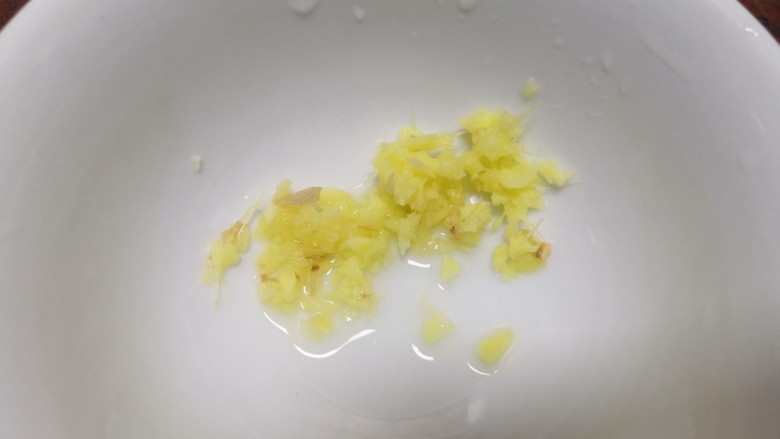 绿豆海带鹌鹑蛋糖水,生姜拍成姜蓉