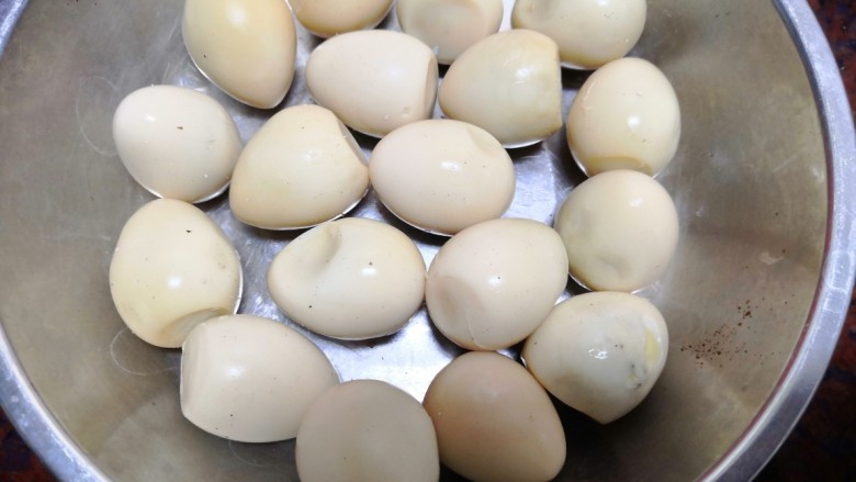 绿豆海带鹌鹑蛋糖水,剥好的蛋蛋