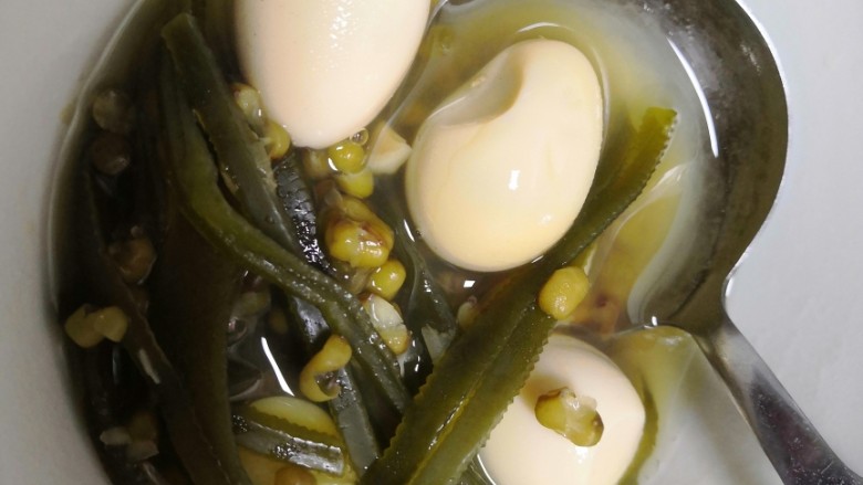 绿豆海带鹌鹑蛋糖水,绿豆煮开了，就把海带鹌鹑蛋放到锅里一起再继续煮