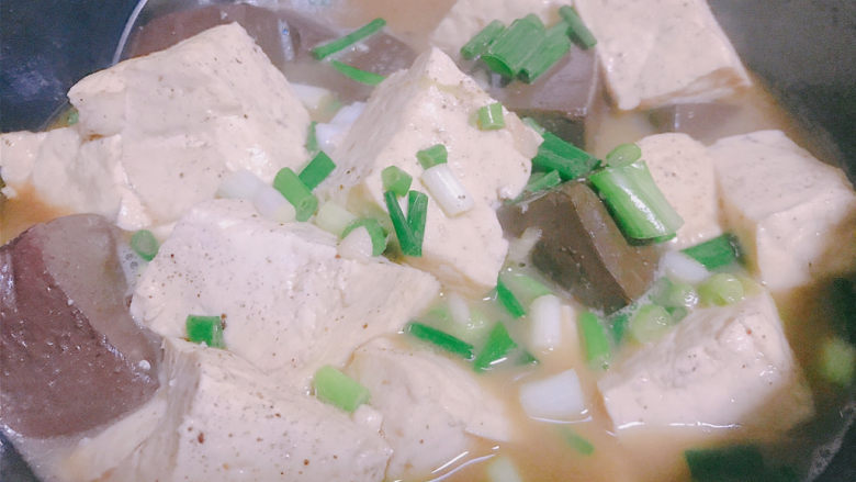 猪血炖豆腐,最后加入少许胡椒粉，撒葱花。