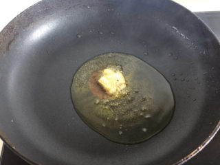 雪菜炒毛豆,锅里放油烧热，放一小块姜小火煸香。