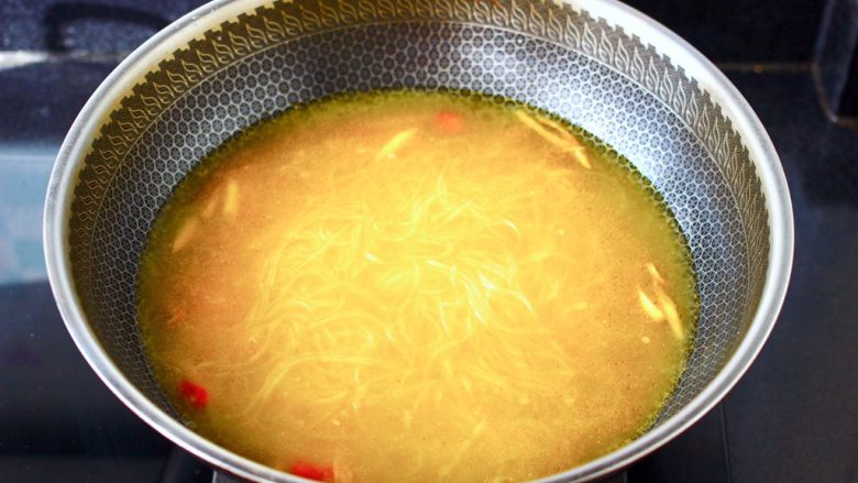 酸汤花甲粉,锅中倒入适量的清水，放入浸泡好的粉丝。