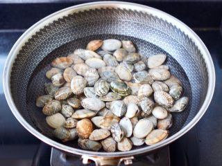 酸汤花甲粉,锅中倒入适量的清水，放入洗净的花蛤。